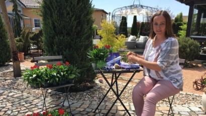 Bild: sei
Carola Brust, Vorsitzende des VdK-Ortsvereins, richtete viele Blumenstöcke, schön verpackte Süßigkeiten und ein Mut machendes Schreiben her. Mit ihren "Heinzelmännchen" vom VdK wurde das dann den Frauen an die Haustür gestellt.