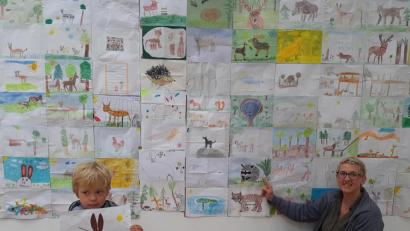 Bild: gis
Auch Noah – im Bild mit Wildparkmitarbeiterin Silke Köstler - hat ein Bild gemalt und bereits – wie alle anderen Kinder – einen Gutschein für einen kostenlosen Eintritt bekommen.