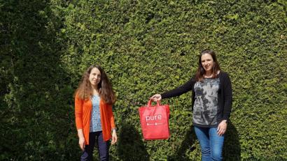 Bild: Grundschule Mähring/exb
Stephanie Supguth (rechts), Hatico-Geschäftsführerin, bei der symbolischen Übergabe der Schutzmasken an Rektorin Edith Bracke