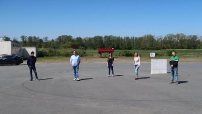 Bild: Kunz
Hinter ihnen soll einmal die Leinwand stehen. Auf dem Festplatz wollen (von links) Andreas Dippl, Michael Körprich, Lisa Nadler und Evelyn Nadler ein Autokino auf die Beine stellen. Zirkus-Juniorchef Gino Frank freut sich, dass auch sein Unternehmen mit in die Planungen einbezogen wird.