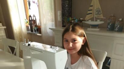 Bild: gz
Die zehnjährige Mia-Sophie stellt mit der Nähmaschine Stoffherzen her.