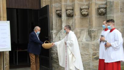 Bild: ads
Pfarrer Brunner ließ es sich nicht nehmen, nach den ersten Gottesdiensten in St. Gorg kleine süße Geschenke zu verteilen, mit denen er seine Wiedersehensfreude an die Gläubigen vermittelte.