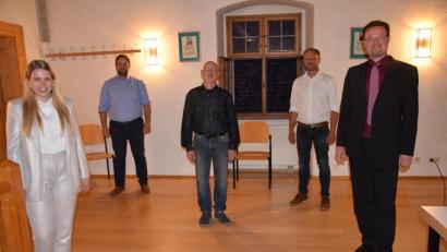 Bild: bö
Als neue Marktgemeinderatsmitglieder wurden in Hohenburg Simone Braun, Robert Jung, Manfred Meier und Bastian Wittl vereidig (von links). Bürgermeister Florian Junkes (rechts) nahm den Amtseid ab