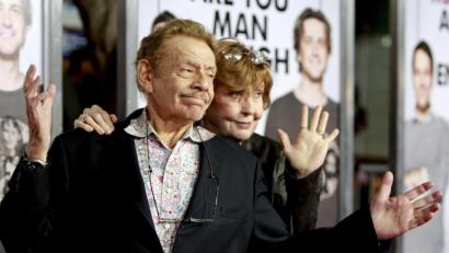 Bild: Prommer/dpa
US-Schauspieler Jerry Stiller und seine Frau Anne Meara kommen zur Premiere des Films "I Love You, Man". Am Montag gab Ben Stiller den Tod seines Vaters via Twitter bekannt.