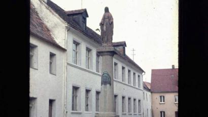 Bild: u
Die ursprüngliche Mariensäule. 1982 warf sie ein Sturm um. Dabei wurde die aus Keramik gefertigte Marienfigur komplett zertrümmert. Ein Wiederherstellen war unmöglich