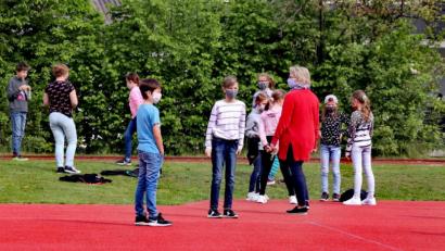Bild: Thomas Dobler
Die Mädchen und Jungen nehmen die Maskenpflicht in der Pause durchaus ernst. Unser Bild entstand am Montag auf dem Sportplatz der Schwarzenfelder Grund- und Mittelschule, der derzeit als großräumiger Pausenhof dient.