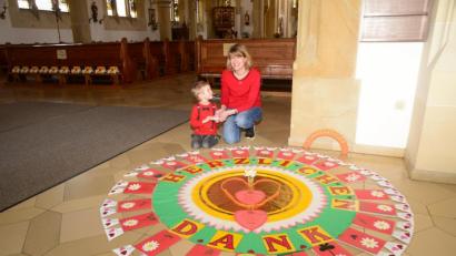 Bild: bey
Der kleine Simon Müllner überreicht seine Mama Birgit Müllner das Geschenk zum Muttertag in der Stadtpfarrkirche St. Sigismund.