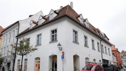 Bild: Stephan Huber
Die Sparkasse Amberg-Sulzbach verlegt ihren Innenstadt-Schalter von der Herrnstraße in die leerstehende ehemalige Buchhandlung Lieret, in der zuletzt ein Jack-Wolfskin-Store untergebracht war.