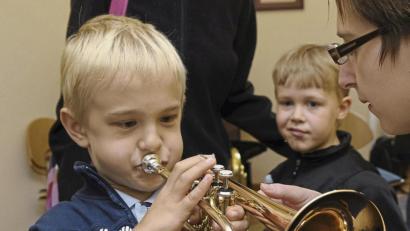Bild: Petra Hartl
Blasmusikunterricht ist wieder möglich. Aber nur mit Einschränkungen: Der Mindestabstand zwischen Schüler und Lehrer soll fünf Meter betragen. Zudem sei sicherzustellen, „dass nicht in Richtung der Lehrkraft gespielt wird“.