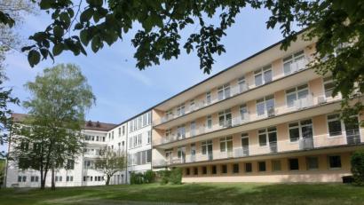 Bild: kgg
Im ehemaligen Krankenhaus Waldsassen will Bürgermeister Bernd Sommer wieder medizinische Versorgung etablieren. Wie das konkret geschehen soll, wird sich bei Verhandlungen in den nächsten Wochen zeigen.
