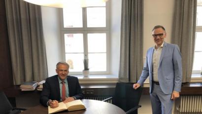 Bild: exb
Ein Eintrag ins Goldene Buch der Stadt Waldsassen rundete den Gesprächstermin im Rathaus ab: Es war der erste Termin, den Roland Grillmeier (im Bild zusammen mit Bürgermeister Bernd Sommer in dessen Büro) als neuer Landrat des Landkreises Tirschenreuth in Waldsassen absolvierte.