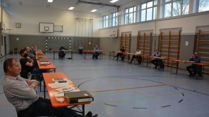 Bild: jr
Wegen der Corona-Pandemie fand die Haushaltssitzung des Konnersreuther Marktrats in der geräumigen Schulturnhalle statt.