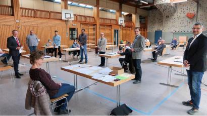 Bild: bsc
Die erste Amtshandlung des neuen Bürgermeisters Oskar Schuster (links) war die Vereidigung der neuen Gemeinderäte, von rechts stehend, Uwe Heider (CSU), Christian Mitterbauer (CSU), Christian Bischof (SPD), Jürgen Kraus (SPD), Manuel Schmidt (UFW) und Reinhard Stummreiter (UFW).