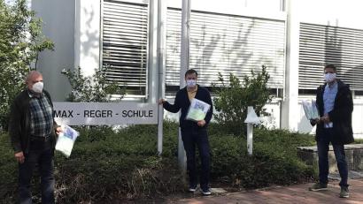 Bild: R. Kreuzer
Die Weidener Lehrer-Stiftung sorgt für Mund- und Nasenschutz. Norbert Heil (Stiftungsvorstand, links), Schulleiter Tobias Kick (Mitte) und Björn Sommer (Vorsitzender der Stiftung, rechts) können das Material verteilen.