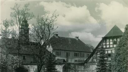 Repro: hai
Französische Kriegsgefangene, aber auch Familien aus Polen und der Ukraine waren während des Zweiten Weltkrieges im Schloss Göppmannsbühl untergebracht. Sie waren dort sowie bei umliegenden Landwirtschaften zu Arbeitsdiensten eingesetzt.