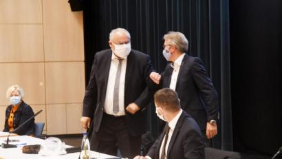 Bild: Gabi Schönberger
Politik mit Ellenbogen: Mit einem Stups des Körperteils gratulieren sich Lothar Höher und Reinhold Wildenauer gegenseitig. CSU-Mann Höher ist zweiter Bürgermeister. Reinhold Wildenauer ist der neue dritte Bürgermeister von Weiden.
