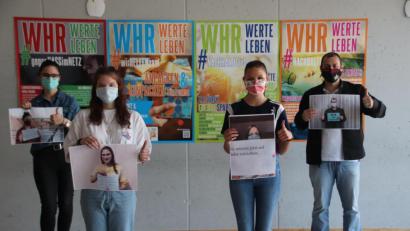 Bild: cog
„WHR hält zusammen“, gerade auch in Corona-Zeiten. Das ist die Aussage eines ermutigenden Videos der Wertebotschafterin der Schule, Elisabeth Groh (Zweite von links). Mit ihrer Klassenkameradin Hannah Bauer (Zweite von rechts) hat sie Bilder aus dem Video im Schulhaus aufgehängt, unterstützt von Martin Zimmermann (rechts), Leiter der Walter-Höllerer-Realschule und Studienrätin Isabella Sperber (links).