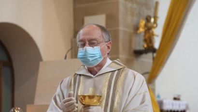 Bild: Wolfgang Steinbacher
In der Dreifaltigkeitskirche in Amberg verteilt Pfarrer Ludwig Gradl im Sonntagsgottesdienst die Kommunion mit Handschuhen und Maske.