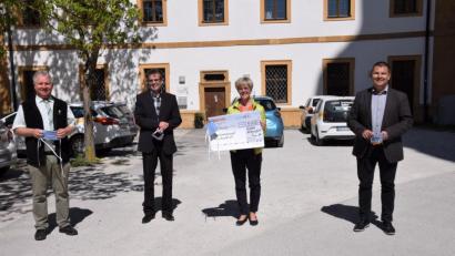 Bild: bö
5000 Euro überreichten in den vergangenen Tagen die beiden Bankvorstände der Raiffeisenbank Unteres Vilstal, Karl Schlagbauer (Zweiter von links) und Michael Doblinger (rechts) an Barbara Hernes (Zweite von rechts) vom Seniorennetzwerk des Naturparks Hirschwald. Dafür bedankte sich auch der Naturparkvorsitzende Markus Dollacker (links).