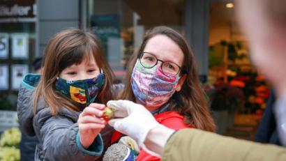 Symbolbild: Mascha Brichta/dpa
Vielerorts gilt momentan eine Maskenpflicht. Das soll vor allem andere Menschen vor einer Ansteckung mit dem Coronavirus schützen.