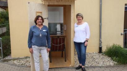 Bild: cog
Dankbar sind Einrichtungsleiterin Liane Breckner und Pflegedienstleiterin Susanne Hubmann (von rechts) den Spendern für das neue Besucherhäuschen im Seniorenzentrum Bühler Höhe.