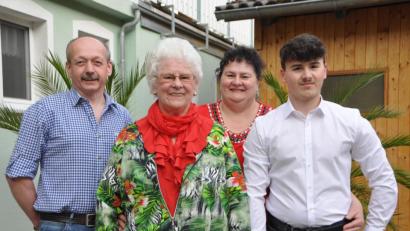 Bild: dob
Aus der angedachten großen Feier zum 80. Geburtstag von Emma Vitzthum wurde eine ganz beschauliche Feier mit Schwiegersohn Albert, Tochter Silvia und Enkel Jonas. "Hauptsache gesund", lautete das Motto der Jubilarin angesichts der Corona-Pandemie.