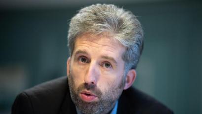 Bild: Sebastian Gollnow
„Wir retten in Deutschland möglicherweise Menschen, die in einem halben Jahr sowieso tot wären“, sagte Tübingens Oberbürgermeister Boris Palmer. Die Grünen kritisieren deswegen ihn heftig.