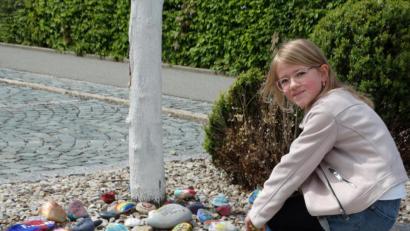 Bild: exb
TDie Schulkinder durften „Wunschsteine“ bunt bemalen und bei einem Spaziergang vor dem Schulgelände ablegen.