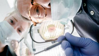 Bild: Markus Scholz/dpa
Seit 11. Mai gilt in Arzt- und Zahnarztpraxen für Personal, Patienten und Begleitpersonen Maskenpflicht.