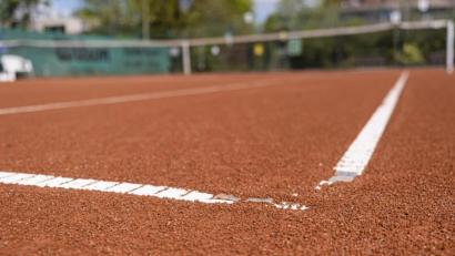 Bild: Frank Molter/dpa
Instandsetzung und Pflege von Sportanlagen sind für Vereine möglich. In jedem Fall muss sichergestellt sein, dass es nicht zur Gruppenbildung kommt und der Mindestabstand eingehalten wird.