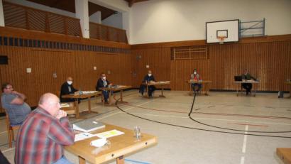Bild: wro
Um der Ansteckungsgefahr vorzubeugen fand die Sitzung – in ausreichendem Abstand – in der Mehrzweckhalle statt.