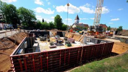 Bild: Stephan Huber
Die Bauarbeiten haben begonnen: In bester Lage am Dorfplatz errichtet die Baufirma Anton Steininger die Einrichtung „Seniorenwohnen am Nussbaumpark“.