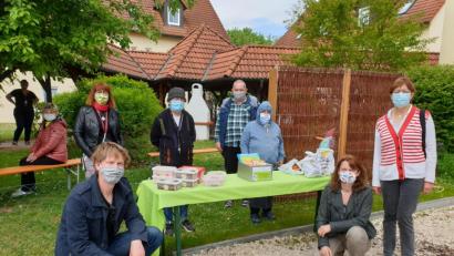 Bild: exb
Übergabe vor Haus Rabenholz – im Vordergrund von links die FWU Stadträte Stefan Thar und Alexandra Ottmann mit Buchhändlerin Hannelore Dorner.