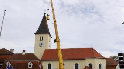 Bild: exb
Hoch über den Dächern von Theuern schwebt das Baumaterial zum beschädigten Kirchturm.