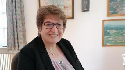Bild: weu
Anita Forster hat als neue Bürgermeisterin von Dieterskirchen an ihrem Schreibtisch Platz genommen.