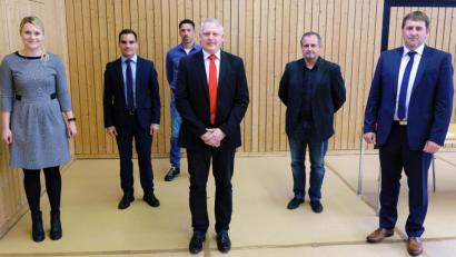 Bild: do
5 von 16 Marktgemeinderäten sind neu im Gremium. Unser Bild zeigt nach der Vereidigung durch Bürgermeister Jürgen Kürzinger (Bildmitte) die neuen Ratsmitglieder von links mit Christine Smith, Philipp Kroher, Jürgen Adelhardt, Georg Schraml und und Ewald Plößner. Der im Bürgermeisterrennen knapp unterlegene CWG-Kandidat gewinnt überraschend klar die Wahl des zweiten Bürgermeisters gegen den bisherigen Stellvertreter Josef Schreglmann.