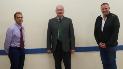 Bild: weu
Mit Bürgermeister Walter Schauer (Kulz) und seinen beiden Stellvertretern Wolfgang Niebauer (Thanstein, rechts) und Martin Winter (Dautersdorf, links) sind die drei Ortschaften der Gemeinde vertreten.