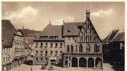 Bild: Ansichtskarte Privatarchiv Dieter Weiß
Das Rathaus diente vor 75 Jahren als Sitz der Amerikanischen Militärregierung. Damals war Christian Endemann Oberbürgermeister.
