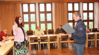 Bild: pi
Georg Sauer nimmt Marina Hirnet den Amtseid ab.