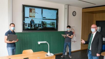 Bild: exb
Oberstudiendirektor Anton Hofberger (rechts) sowie die Studienräte Wolfgang Gleixner (Mitte) und Sebastian Karl freuen sich über die digitale Ausstattung.