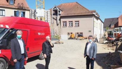 Bild: bl
Verwaltungleiter Georg Keil, Architekt Michael Steidl und Bürgermeister Martin Birner (von links) werfen einen letzten Blick auf das Terrain, auf dem in den nächsten Wochen der barrierefreie Rathaus-Anbau in die Höhe wachsen soll.