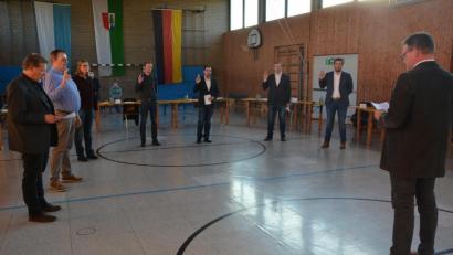 Bild: jr
Bürgermeister Stephan Schübel (rechts) vereidigte die sieben neuen Mitglieder des Gemeinderats Pechbrunn, (von links) Roland Zeitler, Thomas Flügel, Ute Döhler, Andreas Fuchs, Christian Grillmeier, Johannes Wolfrum und Dominik Wolf.