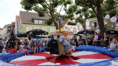 Bild: Wolfgang Steinbacher
An den Nachmittagen tobten sich die Kindern beim Bullenreiten am Schweinchenbrunnen aus. Zu späterer Stunde waren die Erwachsenen an der Reihe. Wer sich länger als 50 Sekunden hielt, bekam einen Schnaps.