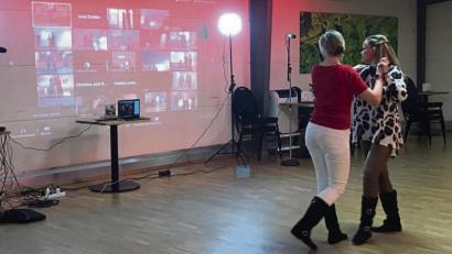 Bild: Schwandner
Die Ambergerin Elisabeth Schwandner (rechts) bietet Unterricht per Video an.