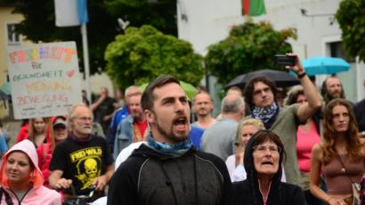 Bild: Kunz
Kein Mund-Nasen-Schutz, kaum Abstand: So demonstrieren die Gegner der Corona-Schutzmaßnahmen vor dem Alten Rathaus.