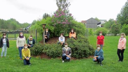 Bild: fvo
Das Waldthurn Kita-Personal im Garten, mit genähten Masken.
Vorne von links nach rechts kniend Nicole Adler, Corinna Sax, Beata Willeke Reiser 
Hinten von links nach rechts: Claudia Albrecht, Johanna Meier, Tanja Schwarz, Jessica Wolf, Lisa Kraus, Sonja Kick, Resi Vitzthum und Martina Lorenz