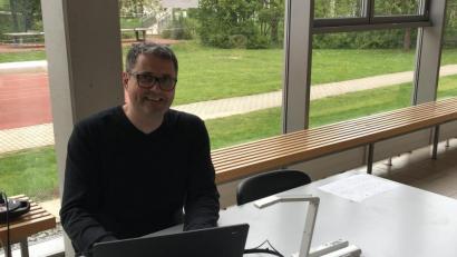 Bild: cog
Systembetreuer Bernhard Meier sorgt dafür, dass an der Walter-Höllerer- Realschule computertechnisch alles rund läuft - trotz der Einschränkungen durch die Corona-Pandemie.