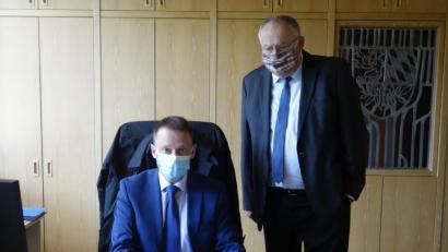 Bild: exb
Bezirkstagsvizepräsident Lothar Höher stellt die aktuellen Planungen des Bezirks für den Bau der Klinik für Kinder- und Jugendpsychiatrie OB Jens Meyer vor.