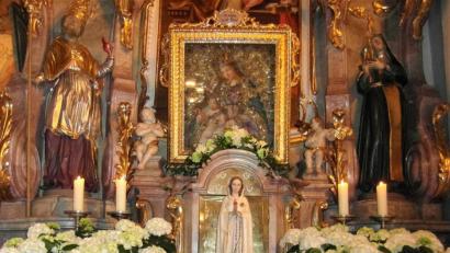 Bild: hl
Der Marienaltar in der Waldecker Pafrrkirche ist für Maiandachten geschmückt.