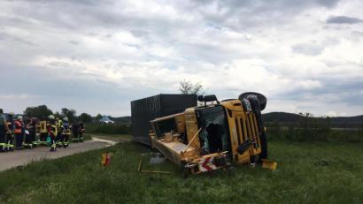 Bild: ihl
Aus noch ungeklärter Ursache fährt der Autokran mit Anhänger eine Böschung hinab und schlittert auf einem Flurbereinigungsweg ein Stück entlang. In einer Wiese kommt er zum Liegen.